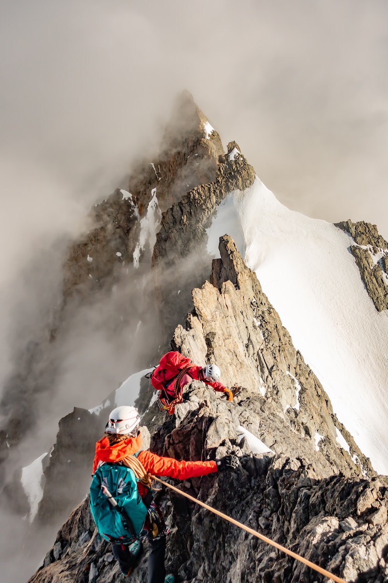 Alpinistes sur une arête